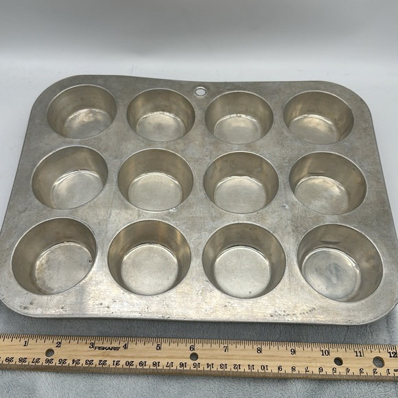 Muffin-Cupcake Vintage Pan Aluminum 12slots/Regular Size - Picture 2 of 8